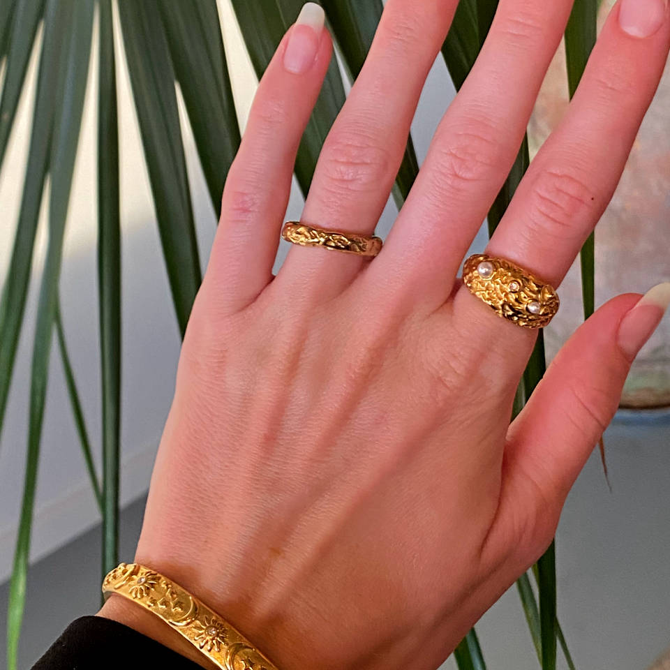 Santorini ring i guld på ringefinger