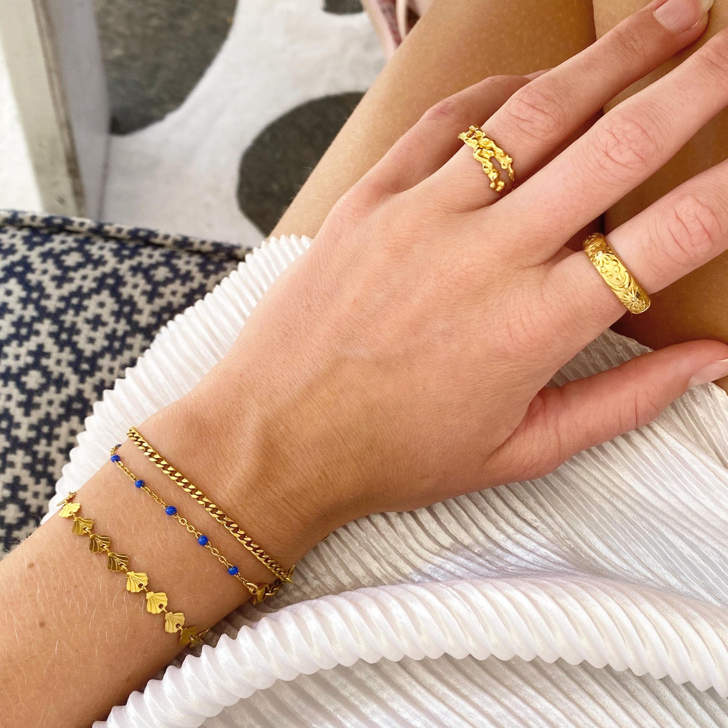 Paros vandfast guldring stylet blandt fingerringe