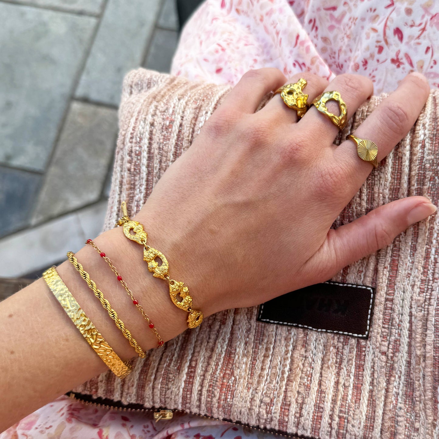 Santorini vandfast bangle i guld banket struktur stylet