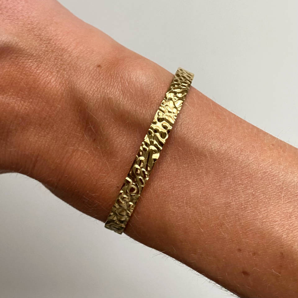Santorini bangle på solbrun arm