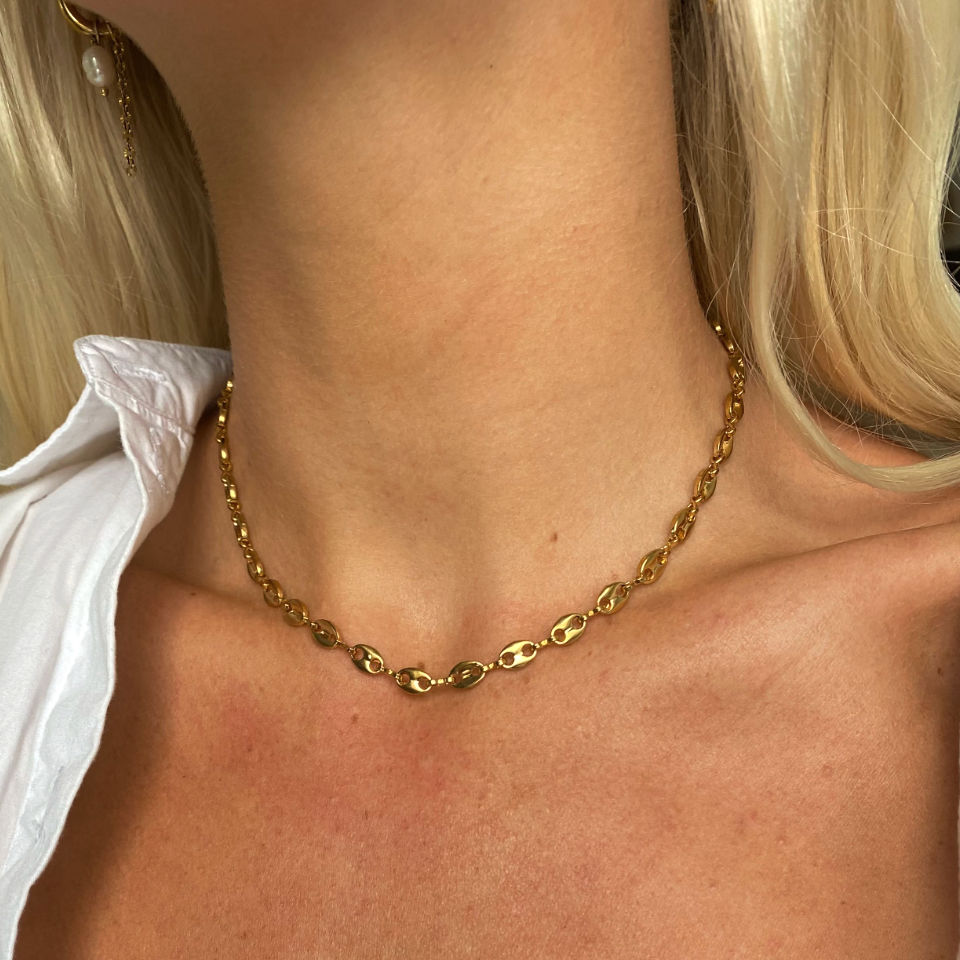 Afrodite halskæde på hals