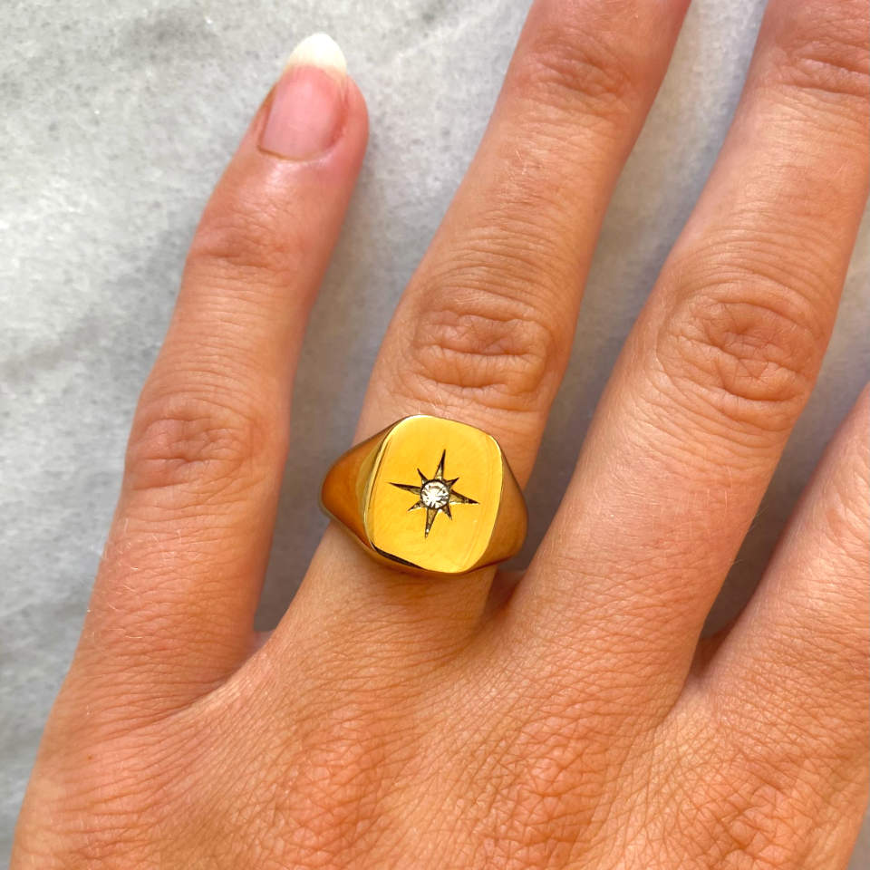 Asteri stjernering i guld på finger