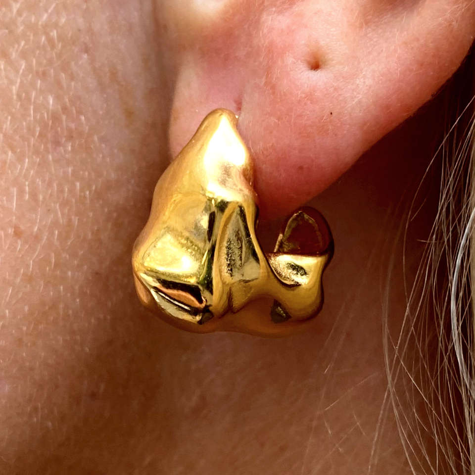 Kantet ørering støbt med lås guld
