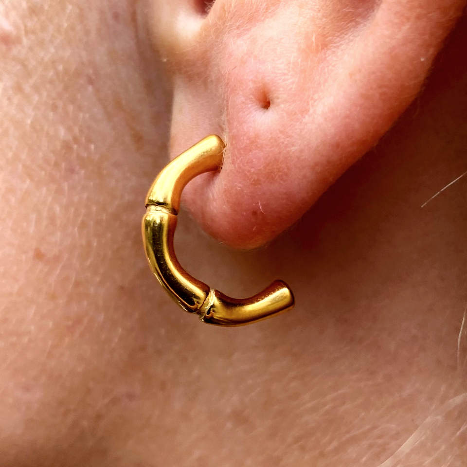 Ørering med knoglestruktur i guld
