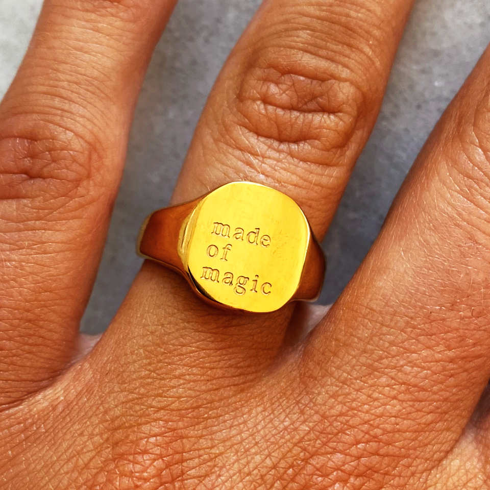 Rund ring i guld med tekst