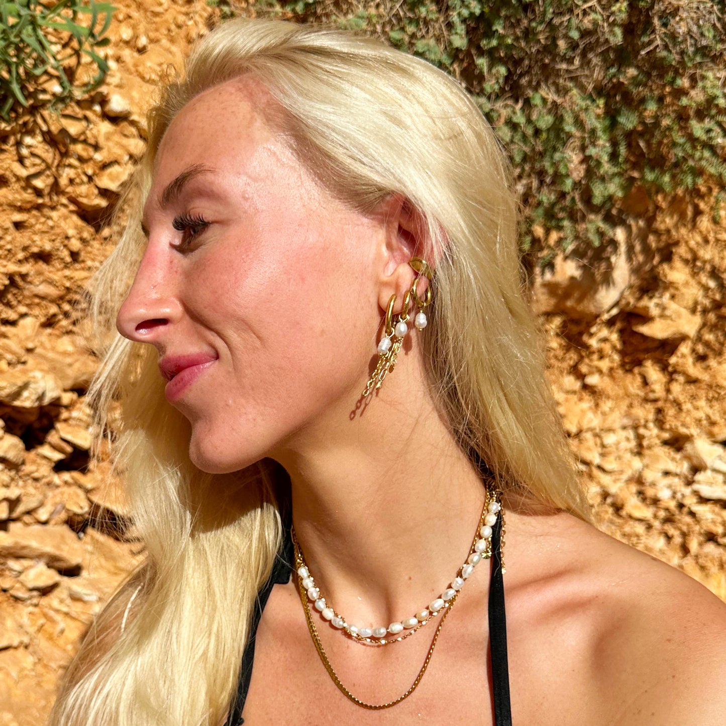 Ankyra vandfast oval guldørering stylet på kvinde