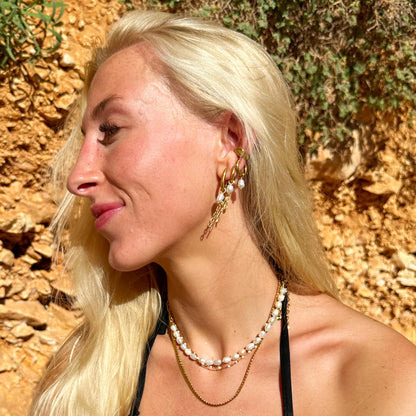 Ankyra vandfast oval guldørering stylet på kvinde