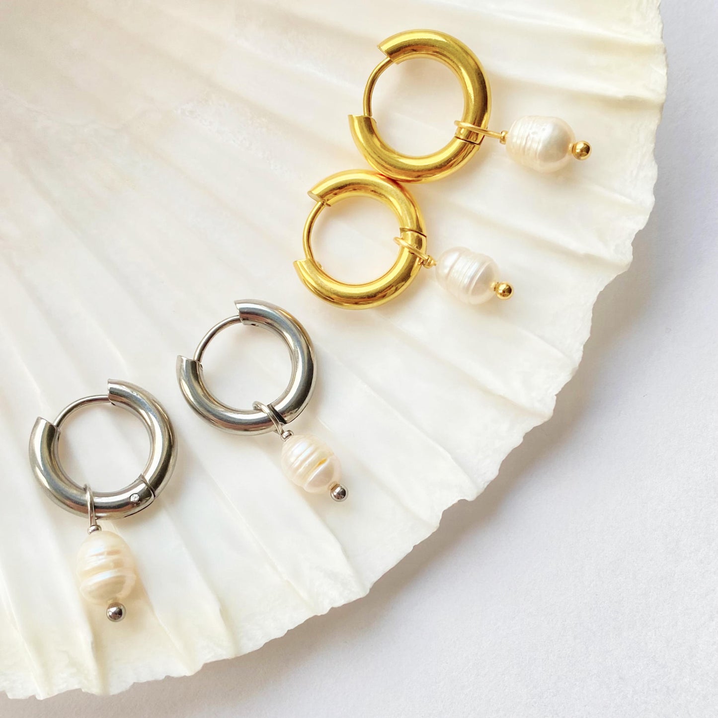 Artemis vandfaste hoops øreringe stylet i muslingeskal