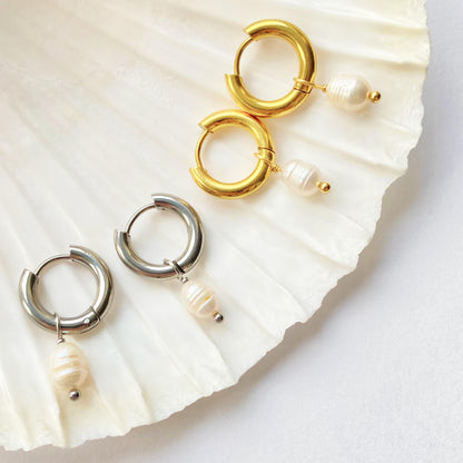 Artemis vandfaste hoops øreringe stylet i muslingeskal