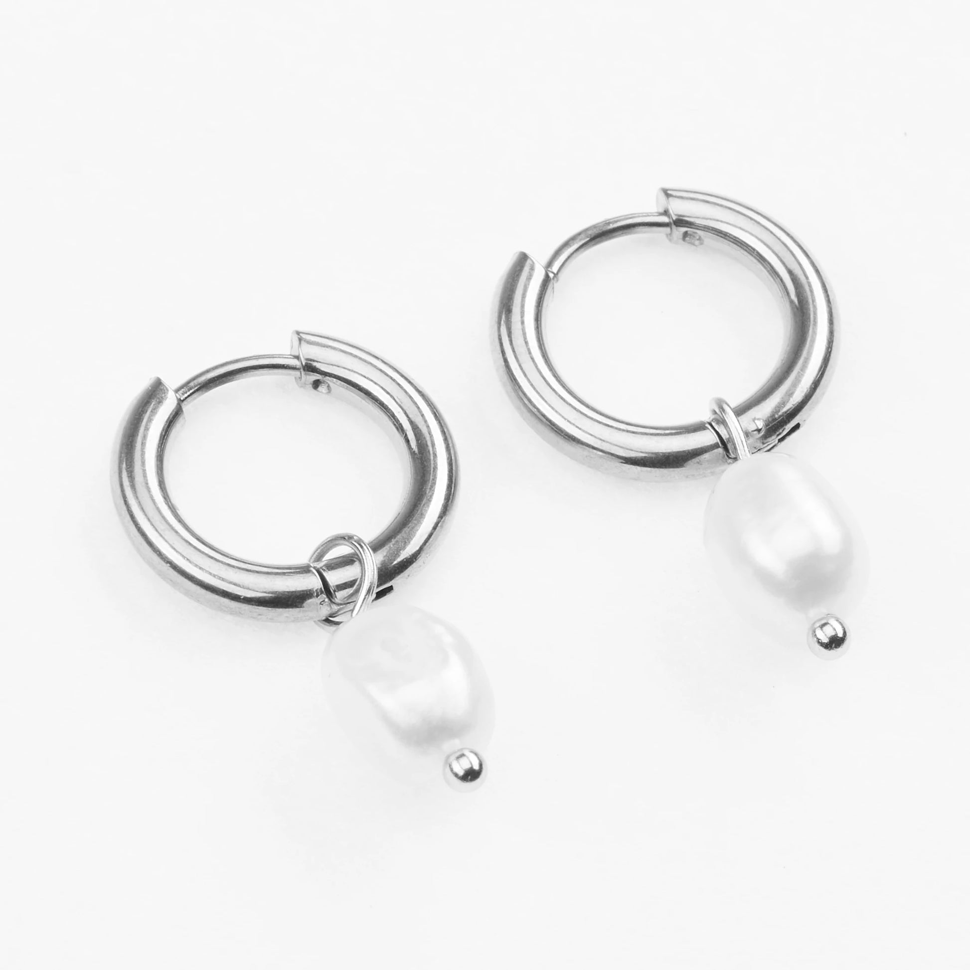 Artemis sølv hoops med ferskvandsperle