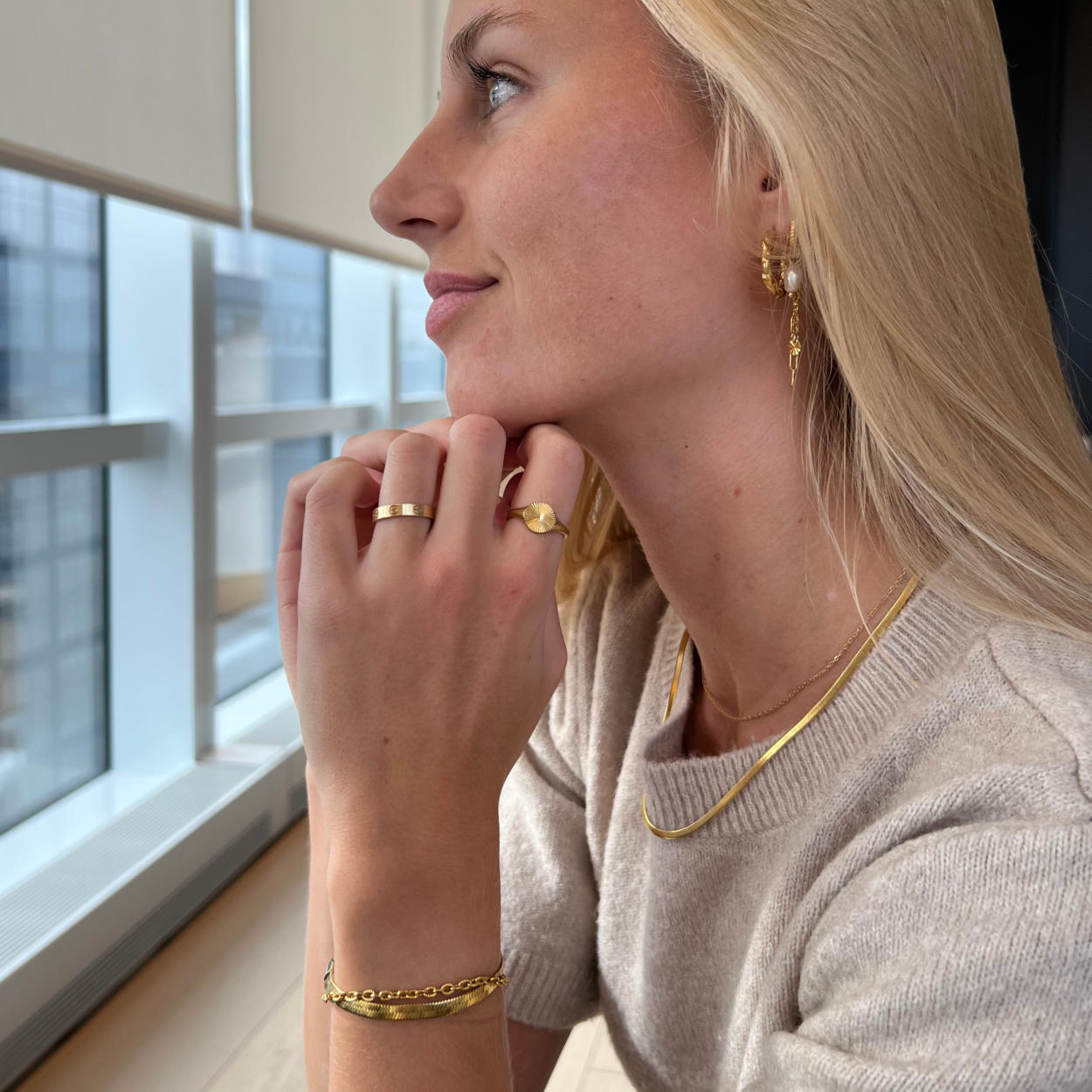Guldsmykker på model