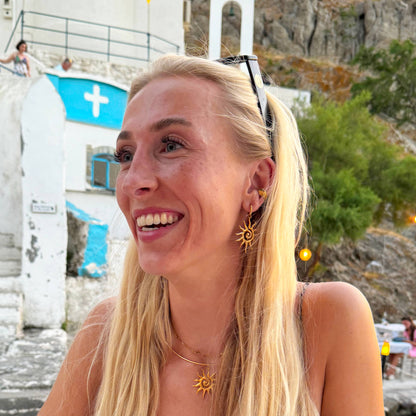 Kalokairi vandfaste sol øreringe stylet på kvinde