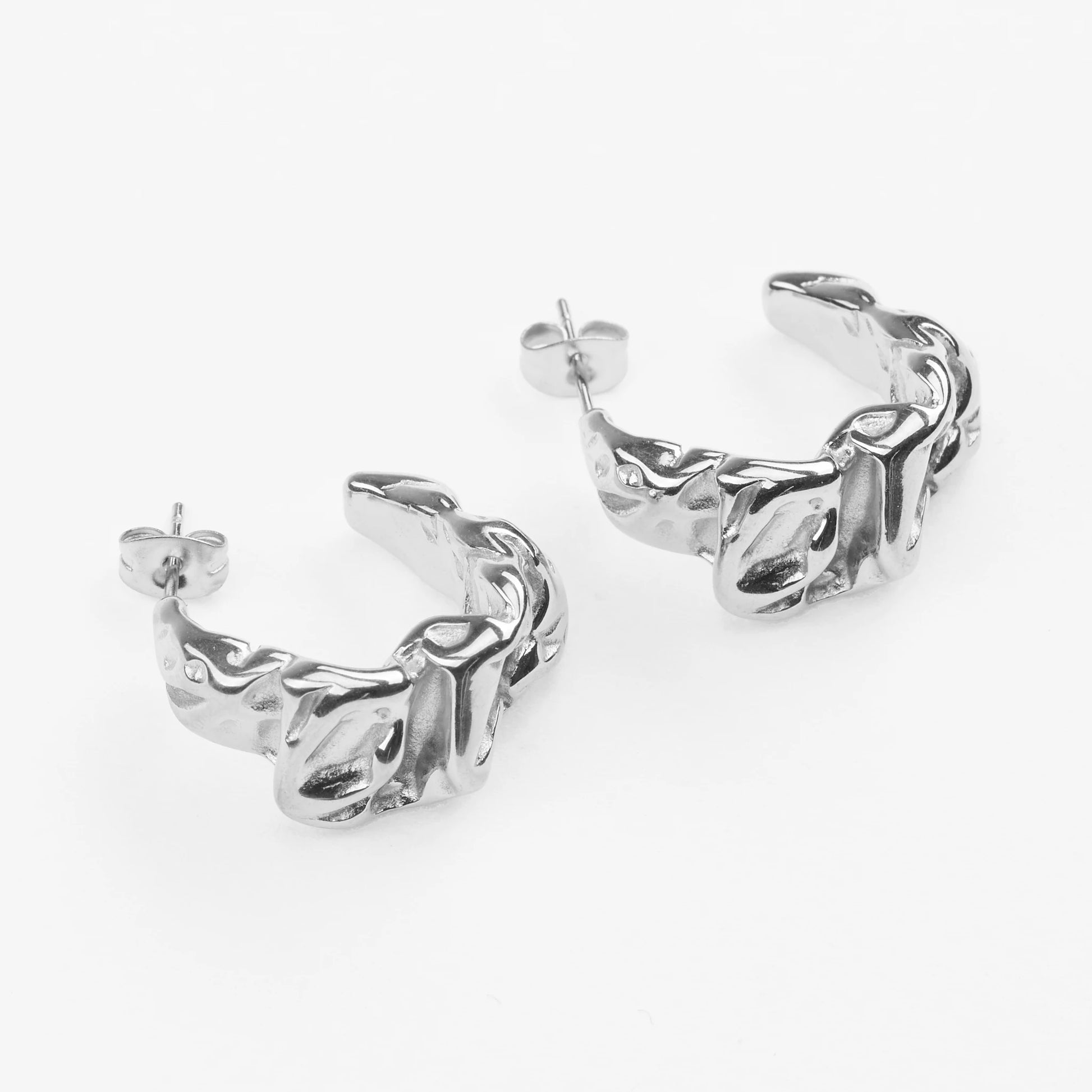 Katsaros vandfaste sølv hoops med struktur og stud