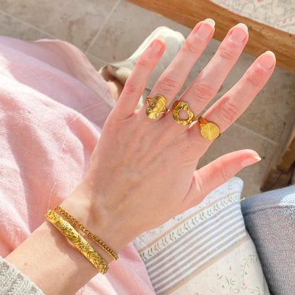 Mykonos vandfast justerbar guldring stylet blandt fingerringe