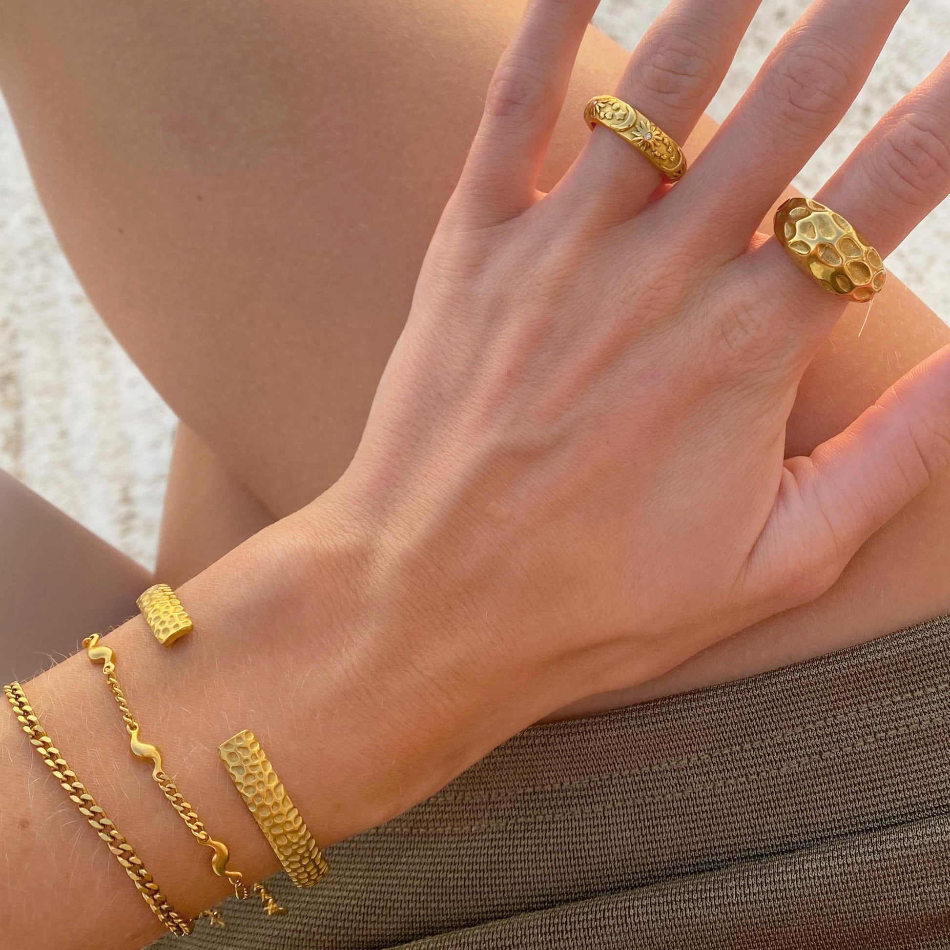 Petra vandfast guldring stylet på finger