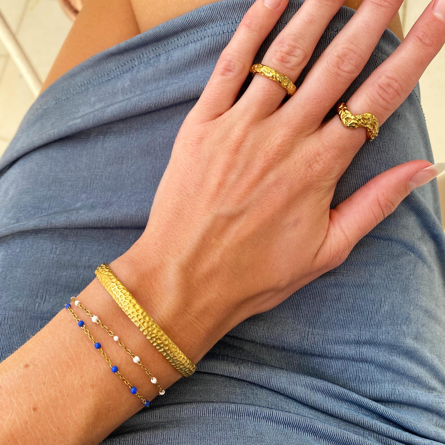 Santorini vandfast guldring stylet på hånd