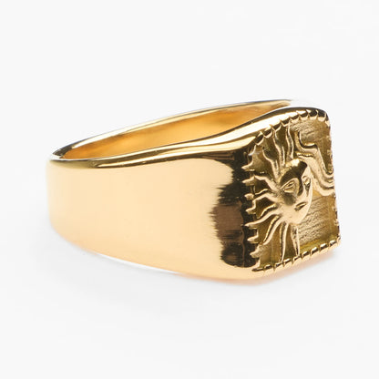 Solaris vandfast guld signetring med indgraveret sol design