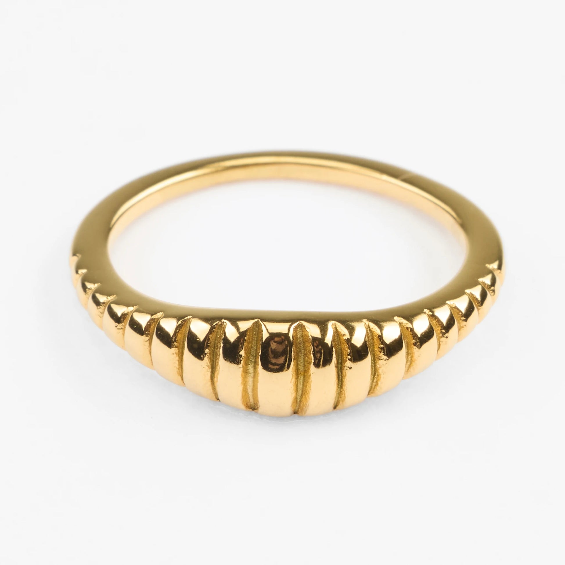 Thilaila vandfast guld fingerring croissant stribet