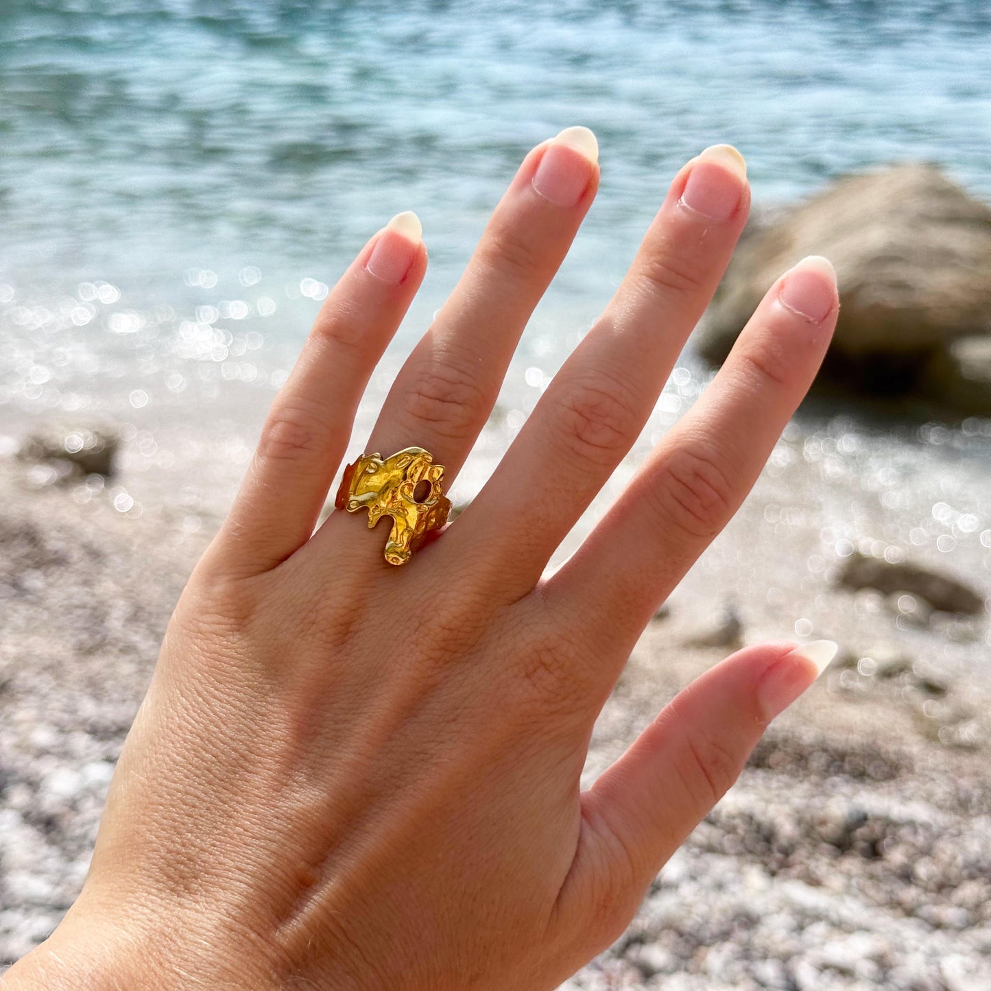 Trypa guldring justerbar stylet på hånd i sollys