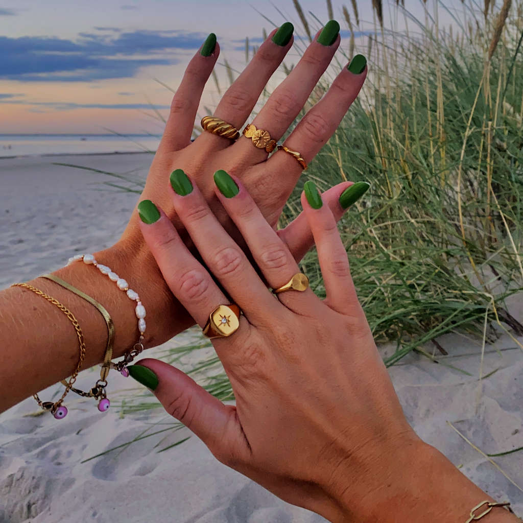 Vandfaste armbånd og ringe på hænder